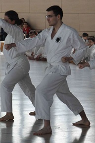 Ein Mitglied des Karate-Dojos Kuroda Yoshitaka Pirna bei der Prüfung