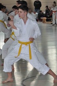 Ein Mitglied des Karate-Dojos Kuroda Yoshitaka Pirna bei der Prüfung