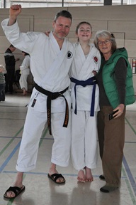 Ein Mitglied des Karate-Dojos Kuroda Yoshitaka Pirna nach der Prüfung